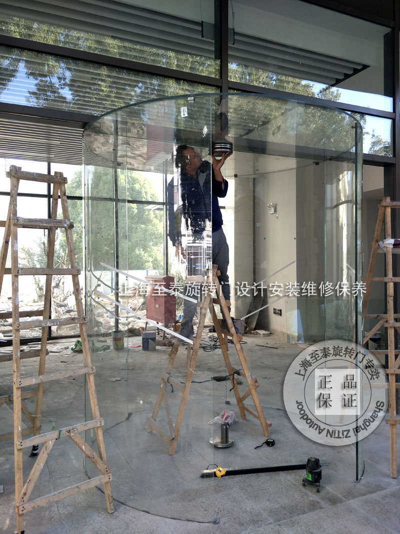 交通大学水晶旋转门